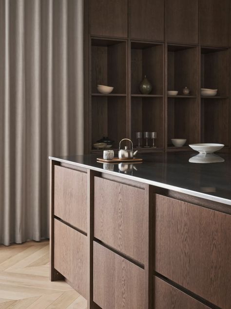 Minimal Kitchen Cabinets, Stainless Steel Kitchen Countertops, Contemporary Wood Kitchen, Pink Kitchen Cabinets, Chevron Parquet, Metal Countertops, Modern Köksdesign, Dark Wood Kitchen Cabinets, Steel Kitchen Cabinets