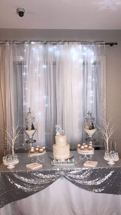 Winter Wonderland Party For Adults, Winter Wonderland Gender Reveal Ideas, Winter Wonderland Table Decorations, Winter Wonderland Gender Reveal, Winter Gender Reveal Ideas, Winter Themed Birthday Party, Winter Wonderland-party, Winter Wonderland Birthday Party, Wonderland Party Decorations