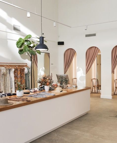 Boho Fitting Room, Boutique Seating Area, Sezane Store Interior, How To Open A Boutique, Retail Store Aesthetic, Boho Retail Store, Modern Boutique Interior, Boutique Shop Interior, Botique Interiors