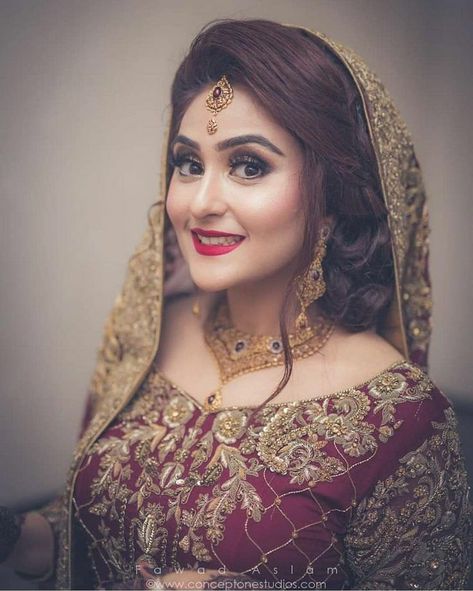 Pakistani Bridal Makeup Hairstyles, Threadwork Embroidery, Dulha Dulhan, Pakistani Bridal Hairstyles, Sanggul Modern, Bridal Hairstyle Indian Wedding, Indian Bride Makeup, Pakistani Bridal Makeup, Red Bridal Dress