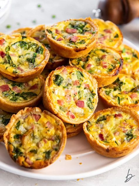 pile of mini quiches on a plate. Muffin Tin Quiche, Mini Quiche Recipes, Quiche Muffins, Breakfast Quiche Recipes, Quiche Recipes Easy, Mini Quiches, Muffin Tin Recipes, Breakfast Quiche, Breakfast Bites