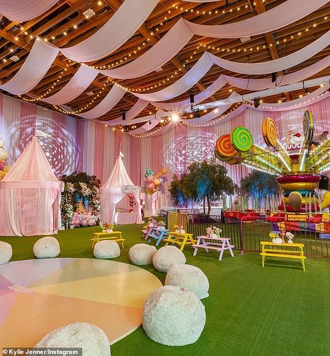 Rainbow Theme Party, Luxury Birthday, Party Hall, Kardashian Kids, Carnival Themes, Carnival Birthday, Showroom Design, Salou, 2nd Birthday Parties