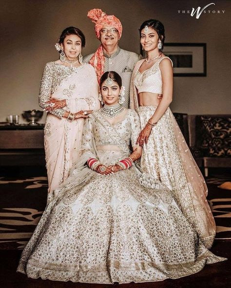 Mother Daughter Poses, Indian Wedding Pictures, Mother Daughter Wedding, Coordinates Outfits, Bride Photos Poses, Indian Wedding Poses, Family Wedding Photos, Bridal Photography Poses, Bride Photography Poses