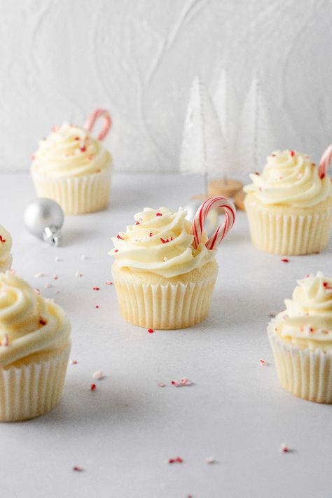 White Chocolate Peppermint Cupcakes Candy Cane Cupcakes Christmas, White Chocolate Peppermint Cupcakes, Peppermint Frosting, Chocolate Peppermint Cupcakes, Peppermint Cupcakes, Hot Chocolate Cupcakes, White Chocolate Cupcakes, Peppermint Recipes, Cookies Cupcake