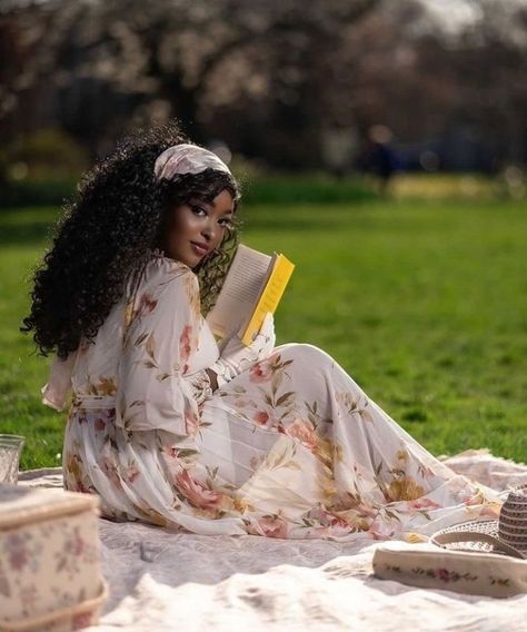 Cottagecore Photoshoot, Black Cottagecore, Feminine Black Women, Cottagecore Picnic, Femininity Aesthetic, Gardens Ideas, Beautiful Photoshoot Ideas, Black Princess, Shotting Photo