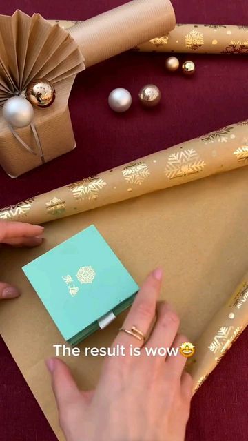 Diy Luxury Gifts, How To Wrap A Cube Gift, Wrapping A Square Present, Modern Christmas Gift Wrapping, Christmas Gift Wrapping Diy, Pretty Gift Wrapping Ideas, Gift Wrapping Techniques, Bridal Gift Wrapping Ideas, Creative Gift Wraps