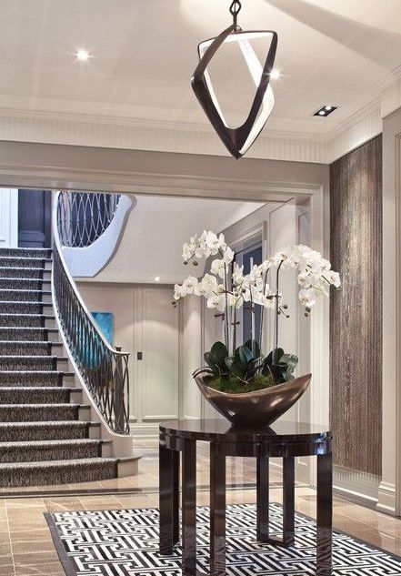 Houses Futuristic, Luxury Entryway, Round Foyer Table, Modern Entryway Decor, Entryway Design, Concrete Houses, Architecture Modern, Modern Entryway, Foyer Design