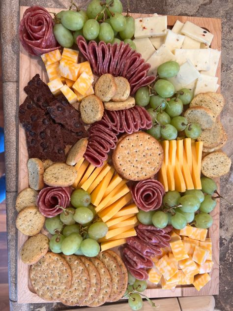 Meat Cheese And Cracker Tray Ideas, Cheese And Cracker Platter, Meat Cheese Platters, Cheese And Cracker Tray, Charcuterie Board Meats, Meat And Cheese Tray, Brownie Brittle, Amazing Food Platters, Plateau Charcuterie