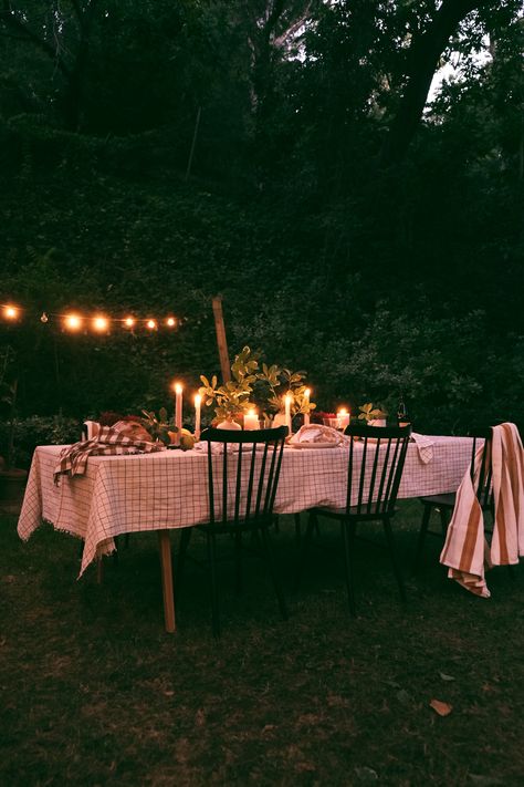 Intimate Dinner Party At Home, Dinner Party Outdoor, Hosting Aesthetic, Outdoor Soiree, Dinner Table Set Up, Dinner Table Set, Outdoor Dinner Party, Backyard Dinner, Backyard Dinner Party