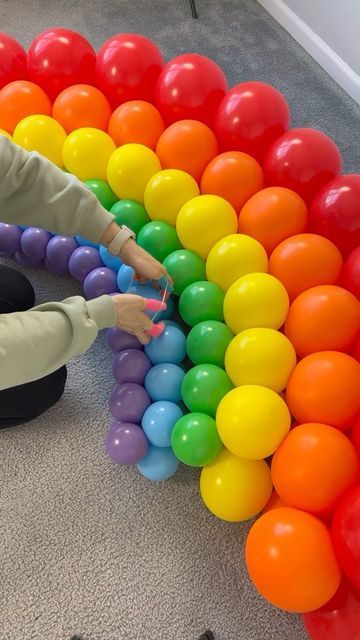 Rainbow Birthday Balloons, Rainbow Balloon Arch Backdrop, How To Make A Rainbow Balloon Arch, Rainbow Balloon Decorations, Rainbow Balloon Tutorial, Marquee Backdrop, Rainbow Balloon Arch Tutorial, Rainbow Balloon Backdrop, Rainbow Balloon Tower