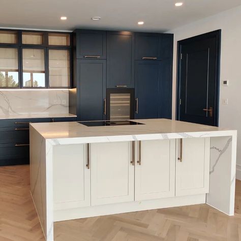 The CRL Quartz Calacatta waterfall edge on this kitchen island is beautiful 😍. Calacatta quartz is perfect for those wanting the natural beauty of marble without any of the disadvantages of a marble worktop. Click to order your free sample! | #marblequartz #marbleworktops #marblecountertops #whiteworktops #whitecountertops #waterfallisland #kitchenisland #kitchenislanddesign #kitchenislandgoals #kitchendesign #interiordesign #kitchenideas #kitcheninspo #kitcheninspiration #worktops #countertops Waterfall Edge Kitchen Island, Waterfall Quartz Island, Kitchen Island Waterfall Edge, Waterfall Edge Island, Waterfall Kitchen Island, Kitchen Island Quartz, Quartz Calacatta, Marble Worktop, Waterfall Island Kitchen