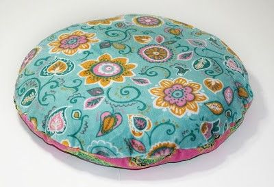 Free Round Pillow Sewing Pattern - DIY Crush Pillow Pattern Sewing, Round Pillow Pattern, Pillow Sewing, Sewing Christmas Gifts, Round Dog Bed, Crush A, Diy Pillow Covers, Sewing Cushions, Pet Cushions