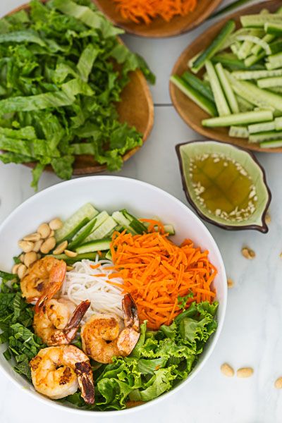 Shrimp Vermicelli Bowls (or make with tofu instead) - find me a little peanut sauce and I'm in heaven! Shrimp Vermicelli, Vermicelli Bowl, Vermicelli Recipes, Cibo Asiatico, Cook Smarts, Bowl Recipe, Idee Pasto Sano, Asian Cooking, Asian Dishes