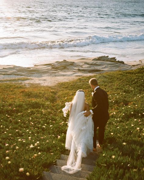 the colors of la jolla on medium format film >>>> #filmphotography #120mm Wedding Near The Sea, Wedding Flowers Beach, Elopement Ceremony Photography, Wedding By The Ocean, California Wedding Aesthetic, Hawaii Wedding Photos, Ocean Wedding Pictures, Coastal Backyard Wedding, Backyard Beach Wedding