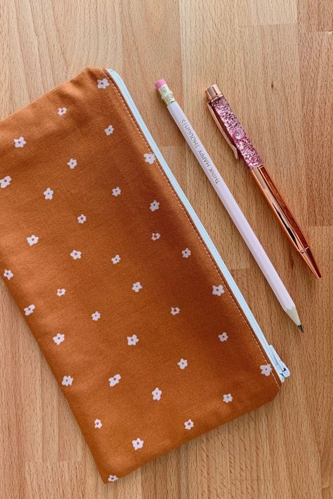 Crochet Pencil Pouch, Pencil Pouch Pattern, Pencil Pouch Diy, Pencil Case Tutorial, Crochet Pencil Case, Pencil Case Pattern, Diy Pouch No Zipper, Crochet Pencil, Pencil Pouches