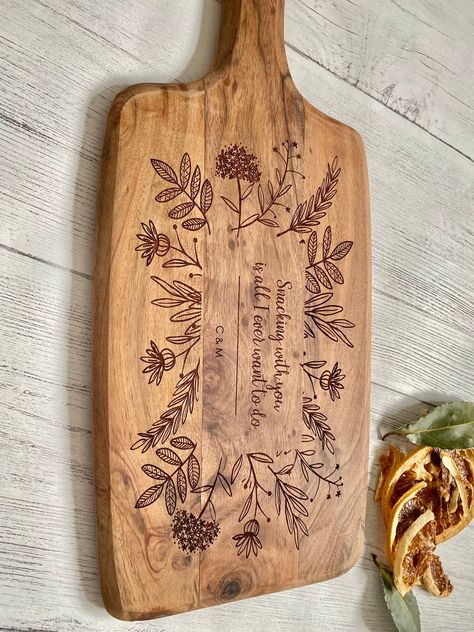 CHOPPING BOARD - CHARCUTERIE BOARD - PADDLE BOARD - Wild Flowers  Ellie & Hart engraved Wooden Serving/Chopping board make a wonderful gift.  This is beautifully crafted by hand from Acacia wood.  These incredibly detailed, wooden boards are a great alternative  and truly special gift that can be fully personalised and customised, whether it be for birthdays, weddings, engagement, parties, anniversaries, special occasions or just because you love them. These are a truly stunning addition to any kitchen, dining or entertaining space. The board is engraved by laser etching which offers a beautiful finish and great detail that will last a lifetime. The board is 45cm x 12cm approx but please get in touch if you would like this made at a bespoke size just for you. ** HOW TO ORDER ** To personal Wood Burn Chopping Board, Charcuterie Board Burn Design, Personalised Cheese Board, Dried Flowers On Wood, Cheese Board Design Wood, Engraved Wood Ideas, Wood Burning Wedding Ideas, Wood Burn Charcuterie Board, Wedding Wood Burning