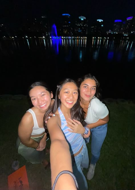 back camera selfie, selfie inspiration, photo ideas, 0.5 lense, summer nights, girlfriends, group of three (3), trio, lake eola 3 Person Selfie, 0 5 Selfie Ideas, 0 5 Pictures Funny People, Every Trio Has One Of These, Trio Selfie Ideas, Trio Selfie Pose, Trio Pose Ideas, Trio Selfie, Trio Photo Ideas