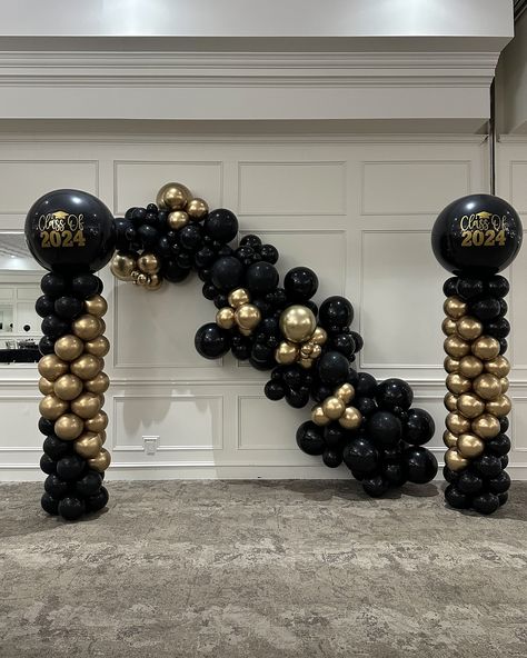 🎓 Black and gold balloon garlands! One of my favourite palettes . . . #torontoballoons #gtaballoons #gtaballoonsdelivery #kleinburgballoons #mississaugaballoons #northyorkballoons #mississaugamoms #torontomoms #richmondhillmoms #balloonbunches #organicgarland #organicballoons #organicballoongarland Toronto balloons, gta balloons, balloon garlarnd, engagement balloons, balloon bunches, balloon bouquet, graduation balloons, organic balloons, organic balloon garland Balloon Bunches, Bouquet Graduation, Engagement Balloons, Balloon Tower, Black And Gold Balloons, Balloons Decoration, Graduation Balloons, Silver Balloon, Black Balloons