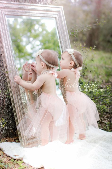 Twins smash cake. First birthday! Twin First Birthday Pictures, 1st Birthday Photoshoot For Twins, First Birthday Twins Photoshoot, 1st Birthday Photoshoot Twins, Twin 1 Year Photoshoot, Twin 1st Birthday Photoshoot, Twin Girl 1st Birthday Themes, Twin Smash Cake Pictures, Twin One Year Photoshoot