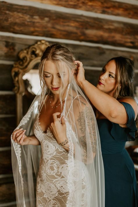 Bride And Maid Of Honor Pictures Getting Ready, Bride Maid Of Honour Photos, Bride And Maid Of Honor Photos, Bride And Made Of Honor Photos, Maid Of Honor Pictures With Bride, Maid Of Honor Photo Ideas, Maid Of Honor Aesthetic, Bride And Maid Of Honor Pictures, Maid Of Honor Photos