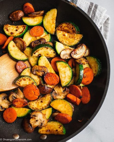 Zucchini Mushroom Stir Fry, Zucchini Keto, Zucchini Stir Fry, Vegetable Stir Fry Recipe, Sticky Sauce, Mushroom Stir Fry, Sauteed Carrots, Cooked Carrots, Veggie Stir Fry