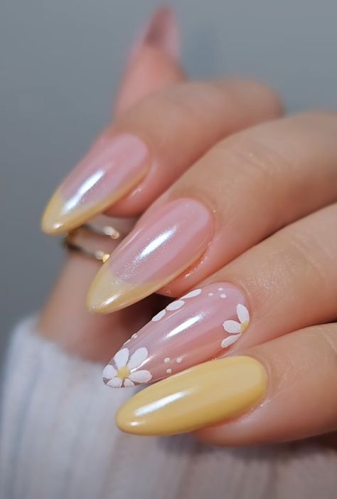 Yellow Design Nails, Nail Designs Yellow, Light Orange Nails, Yellow Nails Ideas, Sunshine Nails, Trends Nails, Aesthetic Nails, Nails Aesthetic, Her Nails