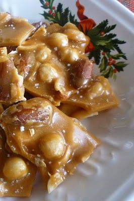 Nut Brittle, Peanut Brittle Recipe, Almond Brittle, Brittle Recipes, Candy Truffles, Grape Salad, Candy Recipes Homemade, Nut Recipes, Peanut Brittle