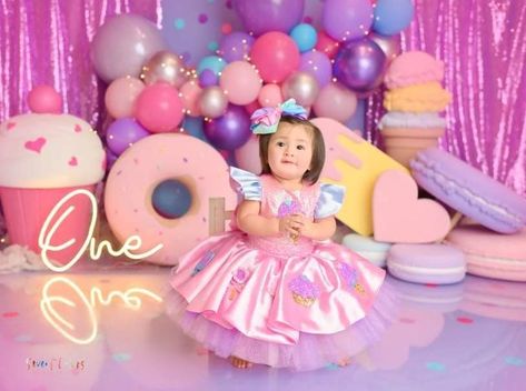 Candyland Photoshoot Ideas, Candyland Photoshoot, Baby First Birthday Themes, Balloon Garland Diy, 1st Birthday Photoshoot, Candyland Birthday, Candy Theme, First Birthday Themes, Carnival Birthday