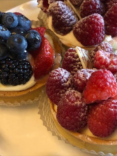 Vday Treats, Mini Fruit Tarts, Fruit Tarts, Raspberry Tarts, Mini Tart, Fruit Tart, Food Obsession, Coffee Recipes, Pretty Food