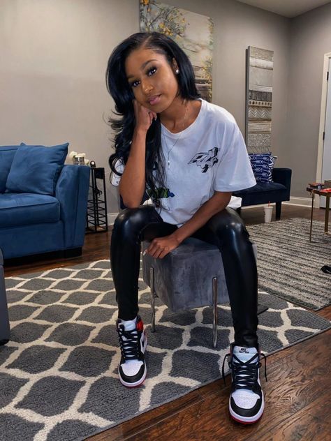 25+ Baddies Wearing Air Jordan 1s Will Make You Wish You Owned a Pair Jordan Outfits Womens, Outfits With Jordan 1s, Styling Jordans, Jordan 1 Outfit Women, Estilo Tomboy, Jordan 1 Outfit, Skor Sneakers, Moda Streetwear, Jordan Outfits