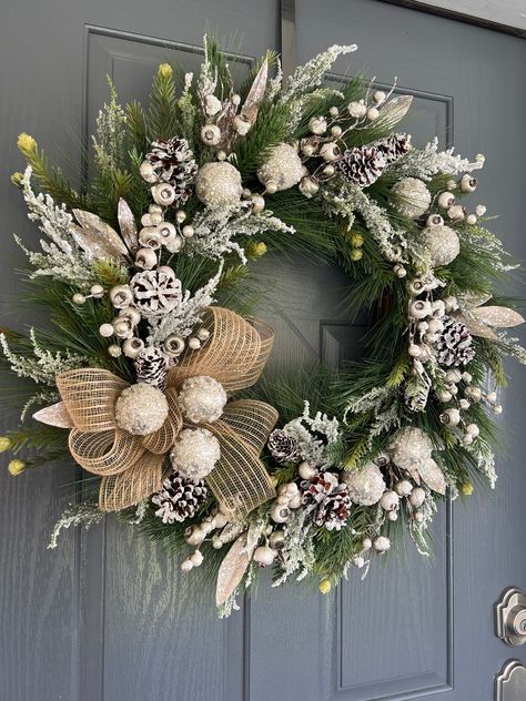 Julkransar Diy, Joulun Aika, Christmas Reef, Diy Jul, Deco Table Noel, Christmas Door Wreaths, Christmas Wreaths For Front Door, Xmas Wreaths, Silver Christmas