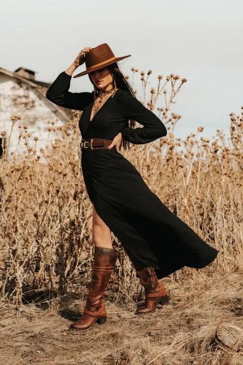 Cowgirl Outfits Ideas: How to Pull off Without Looking Old-Fashioned Country Chic Outfits, Look Hippie Chic, Stile Boho Chic, Look Boho Chic, Mode Hippie, Looks Country, Western Style Outfits, Western Outfits Women, Country Fashion