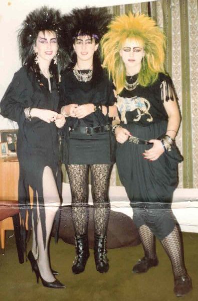 80s Goth Pictures, 80s Goth Style, 70s Goth Outfits, Goth Fashion 80s, Deathrock Outfits, 1980s Goth Fashion, Fem Goth Outfits, Goths 80s, 80s Alt Fashion