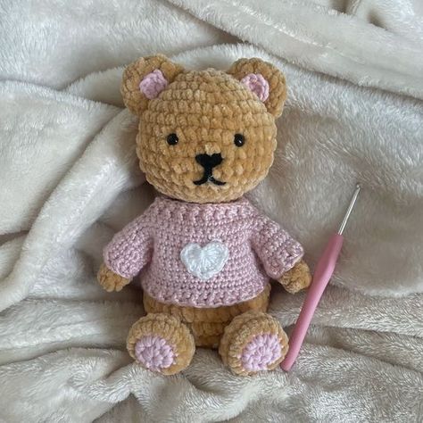 cute & easy crochet teddy bear wearing a heart sweater (amigurumi tutorial) DIY crochet toys #diycrochettoys #crochet #crochettoy #crochettoys 3.245 Crochet Stuffed Animals Bear, Crochet Ideas Animals Easy, Crochet Sweater For Stuffed Animal, Cute Easy Crochet Gifts, Crocheting Stuffed Animals, Cute Crochet Toys, Knit Gifts Ideas, Crochet Ideas Animals, Crochet Ideas Plushies