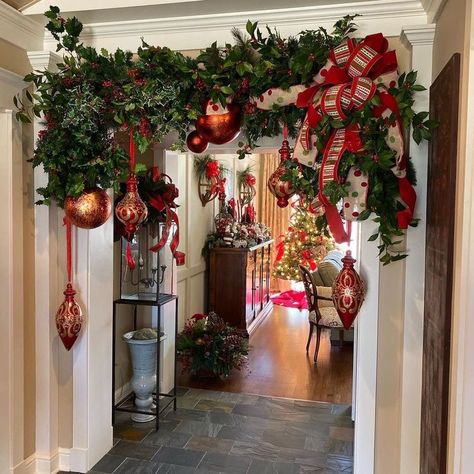 Large Archway Christmas Decor, Elegant Christmas Outdoor Decorations, Fireplace Mantel Decorating Ideas For Christmas, Christmas Hallway, Country Christmas Decorations, Christmas Tablescape, Christmas Mantel Decorations, Christmas Interiors, Christmas Themes Decorations