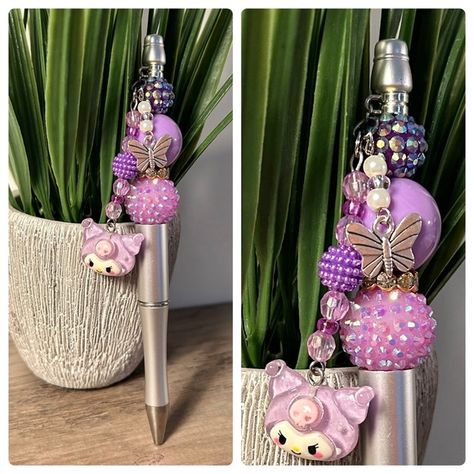 Kuromi 🌸 Beaded Pen Beaded Pens Patterns, Beadable Products Diy, Beaded Pen Ideas, Beaded Pens Ideas, Pen Decorating Ideas, Beadable Pen Ideas, Focal Pens, Keychain Bracelets, Badge Reels Diy