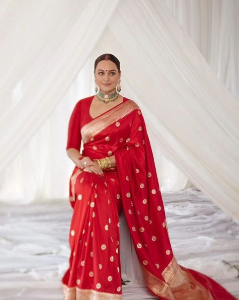 Discover Sonakshi Sinha's stunning wedding reception looks! From her traditional red Chand Butta saree by Raw Mango to the intricate zardozi kurta set by Anita Dongre, explore the beautiful details of her bridal outfits. Perfect inspiration for brides-to-be seeking timeless elegance and modern charm. #SonakshiSinha #WeddingReception #BridalWear #RawMango #AnitaDongre #IndianWeddingFashion #BridalJewellery Dark Red Blouse, Saree Gown, Indian Silk Sarees, Sonakshi Sinha, Wedding Clothes, Bridal Sarees, Saree Trends, Red Saree, Saree Look