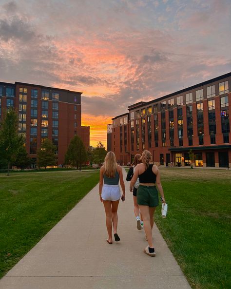 Bridgewater State University, Salve Regina University Aesthetic, Fall Semester College Aesthetic, Cute College Aesthetic, College University Aesthetic, Utk College Aesthetic, Csuf Aesthetic, College With Best Friend, Sec College Aesthetic