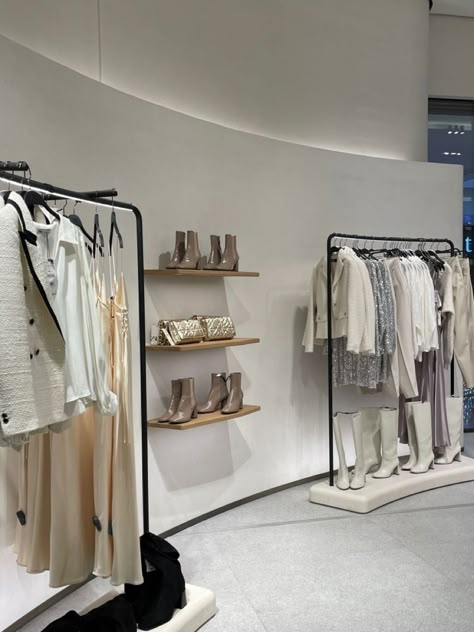 𝘸𝘪𝘯𝘥𝘰𝘸 𝘴𝘩𝘰𝘱𝘱𝘪𝘯𝘨 | 𝘢𝘦𝘴𝘵𝘩𝘦𝘵𝘪𝘤 Zara Retail Design, Zara Store Interior Retail Design, Zara Interior Design Store, Zara Interior Store, Zara Interior Design, Zara Store Interior, Zara Store Aesthetic, Zara Store Design, Showroom Clothing