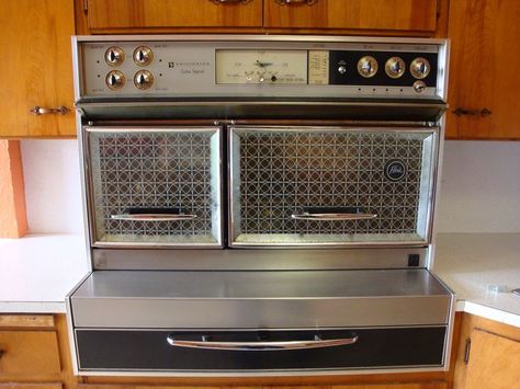 Vintage Frigidaire oven with pull-out stove top, like the one Samantha ... Double Oven Stove, Vintage Stove, Vintage Oven, Vintage Kitchen Appliances, Cook Top Stove, Stoves For Sale, Range Stove, Electric Double Oven, Retro Appliances