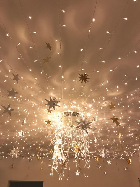 Gold Stars Hanging From Ceiling, Silver Star Decorations, Birthday Stars Theme, Gold Star Garland, Hanging Stars Decorations, Star Decorations Party, Star Girl Birthday Party, Star Party Ideas, Party Decorations Aesthetic