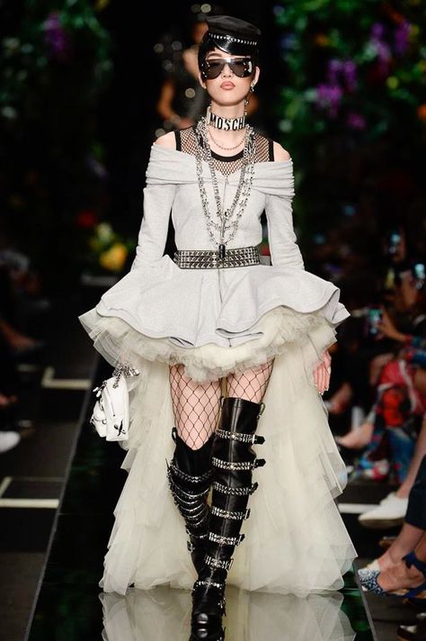 Moschino Spring 2018 Ready-to-Wear Collection Photos - Vogue Mode Harajuku, Runway Fashion Couture, Couture Runway, Mode Inspo, Mode Vintage, Mode Inspiration, Couture Fashion, Look Fashion, Aesthetic Clothes