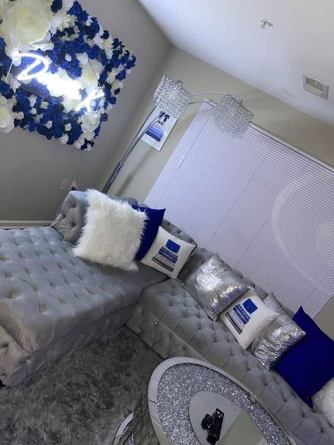 Grey Blue White Living Room Ideas, Blue Velvet Room Decor, Colored Living Room Ideas, Blue And Silver Living Room Ideas, Royal Blue Room Ideas Bedroom, Royal Blue Living Room Decor, Royal Blue Home Decor, Boujee Apartment Living Room, Navy Blue Living Room Decor