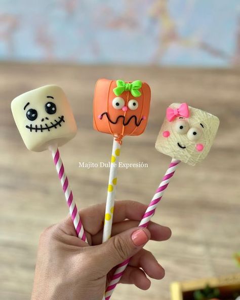 Halloween Chocolate Ideas, Postres Halloween Ideas, Halloween Dulces, Cake Pops Halloween, Holiday Cake Designs, Festa Hotel Transylvania, Fall Cake Pops, Marshmallow Halloween, Decorated Marshmallows