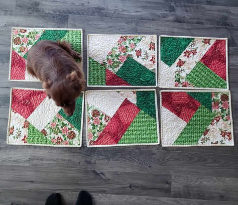 Quilted Placemats Free Pattern, Christmas Crazy Quilt, Quilt Placemats, Quilted Placemat Patterns, Quilted Placemats, Place Mats Quilted, Easy Quilt, Barn Quilt Patterns, Placemats Patterns