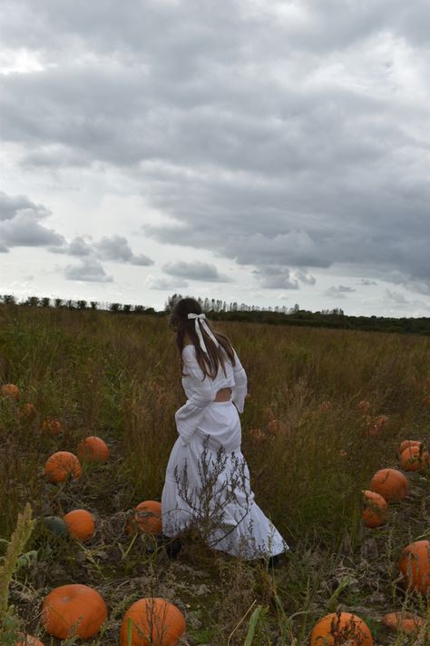 Pumpkin patch photo shoot Autumn, whimical fashion, october, fashion inspo, coquette. (_abijoyce on insta and tiktok) Pumpkin Pictures Ideas, Fall Pumpkin Patch Aesthetic, Moody Fall Pictures, Pumpkin Patch Aesthetic Photoshoot, Autumn Photo Inspiration, Senior Picture Ideas Pumpkin Patch, Pumpkin Patch Aesthetic Pictures, Fall Apple Orchard Photo Shoot, Pumpkin Field Photoshoot