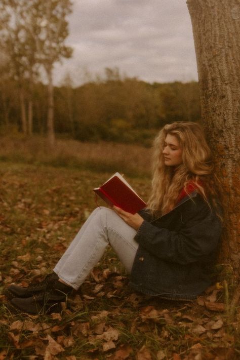 Autumn Pose Reference, Senior Portrait Photography Poses, Fall Time Senior Pictures, Dreamy Fall Photoshoot, Fall Senior Photoshoot Ideas, Editorial Senior Photos, Vintage Fall Photoshoot, Early Fall Photoshoot, Senior Photo Ideas Fall