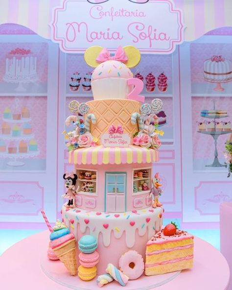 TÁBITA CINTRA on Instagram: "É perfeição que chama?? Bolo lindooooo perfeitamente executado por @andressasantoscakedesign 💕 Confeitaria da Minnie e Margarida para comemorar os 2 aninhos da Sofia 💕 Projeto e Decoração: @tabitacintrafestas Fotos: @estudiomarjorefotografia Local: @casamorinda Bolo: @andressasantoscakedesign Personalizados: @larissa_personalizados Balões: @baloesartlatex por @equipenubiasales Forminhas: @decoradoces Docinhos: @angeel_sweets Doces modelados: @leiaribeiro Minnie Candyland, Minnie Y Daisy, Disney Candy, Candyland Cake, Baby Shower Party Themes, Minnie Mouse Birthday Cakes, Bolo Minnie, Minnie Cake, Disney Birthday Party