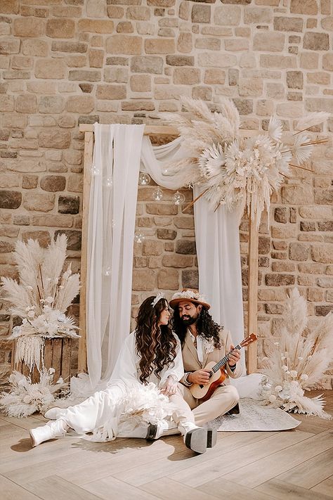 Boho Winter Wedding, Winter Barn Weddings, Boho Wedding Backdrop, Deco Boho, Boho Winter, Bridal Cover Up, Wedding Themes Winter, Winter Wedding Decorations, Boho Wedding Inspiration