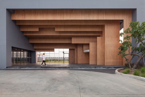 Ratchut School / Design in Motion, © Ketsiree Wongwan School Building Design, School Entrance, Building Entrance, Building Layout, Entrance Gates Design, Hotel Entrance, Entrance Design, Entrance Gates, Facade Architecture